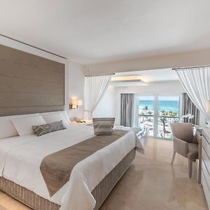 Apartament dla nowożeńców z łóżkiem king-size i z widokiem na ocean